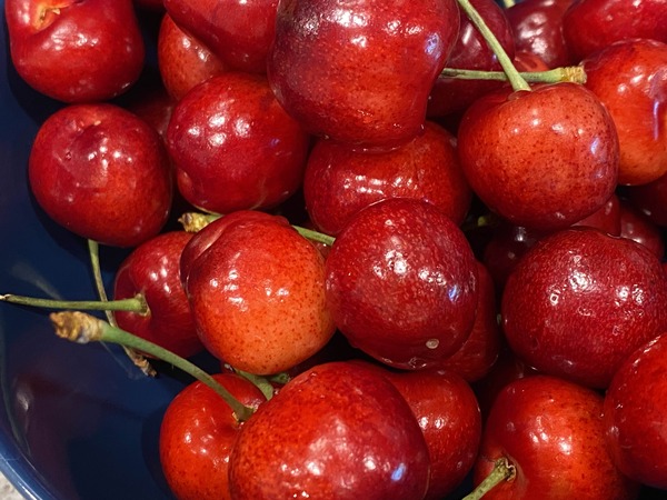 a close up of some cherries
